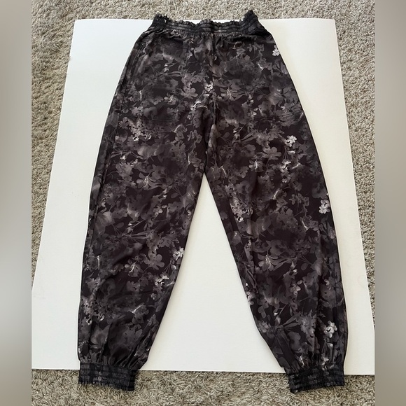 Athleta Grey Floral Savannah Jogger Pants Women’s Size 6T - Picture 5 of 16